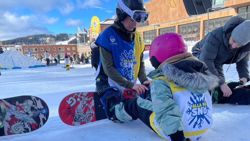 Närmare 250 barn kom och testade snowboard och längdskidor. 